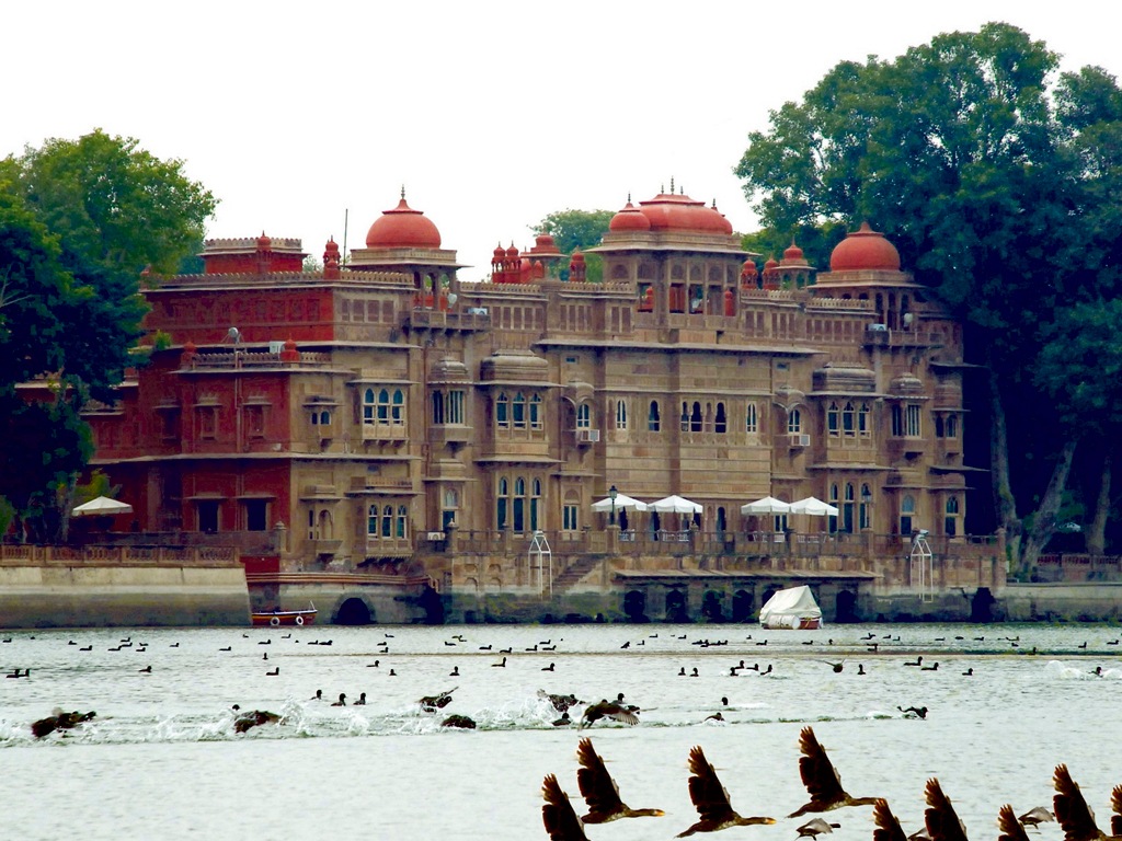 Gajner Palace exterior lake