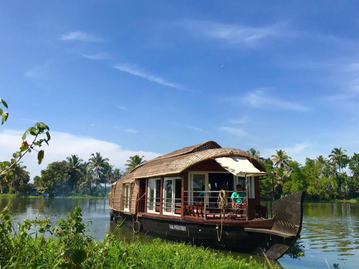 Lakes & Lagoons Houseboat
